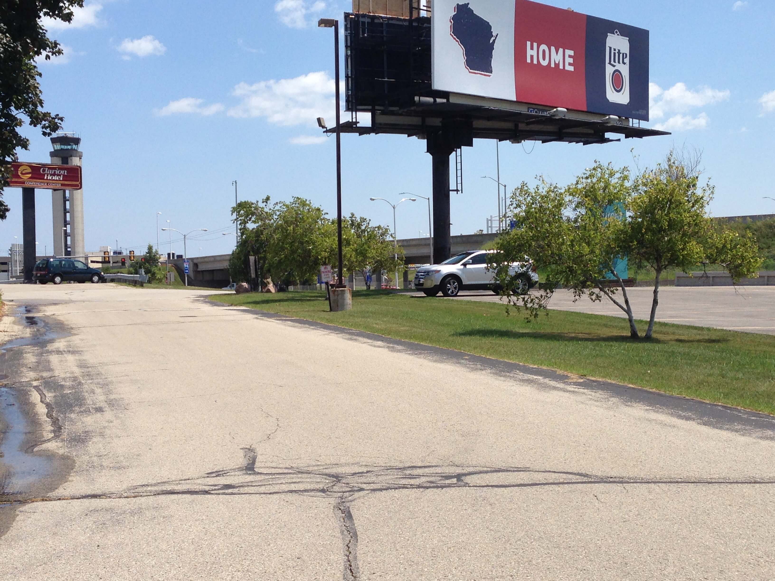 South side drive of Clarion Hotel Milwaukee Airport